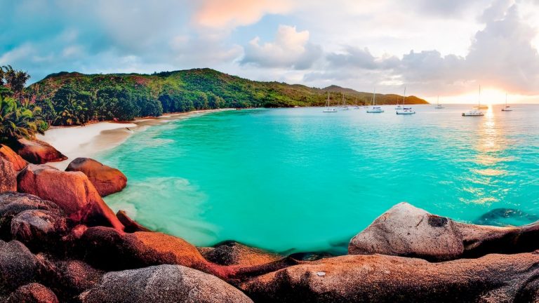 Navegar hasta el Caribe y barcos anclados