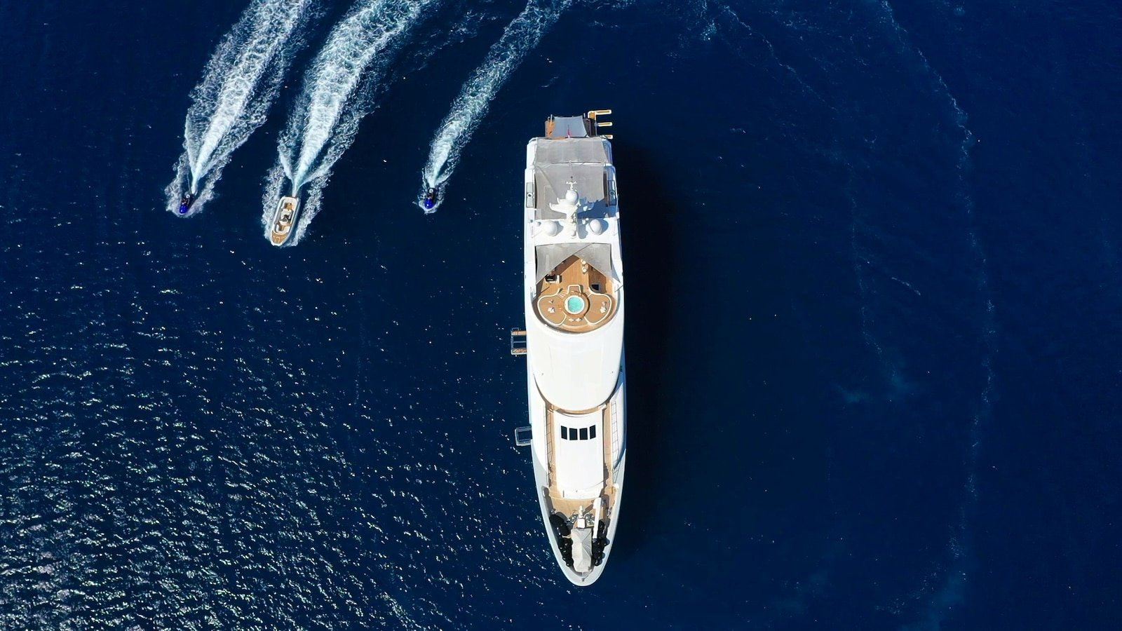 Persefoni-tender-and-toys-for-Mediterranean-Charter